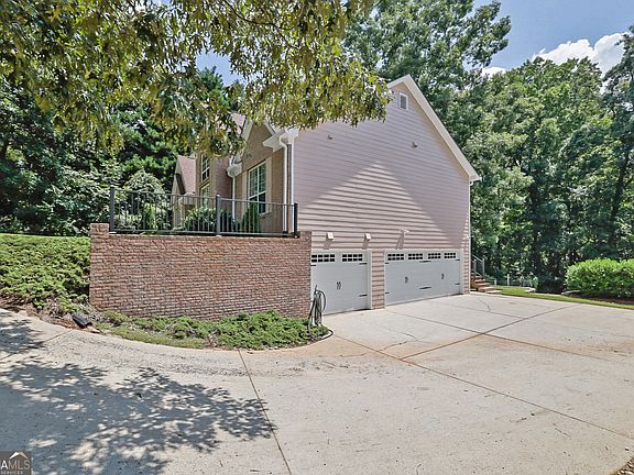 3rd image of 3121 Wildwood Rd