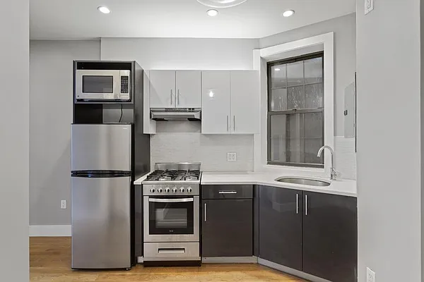 Rented by Safdie Realty Group | media 29