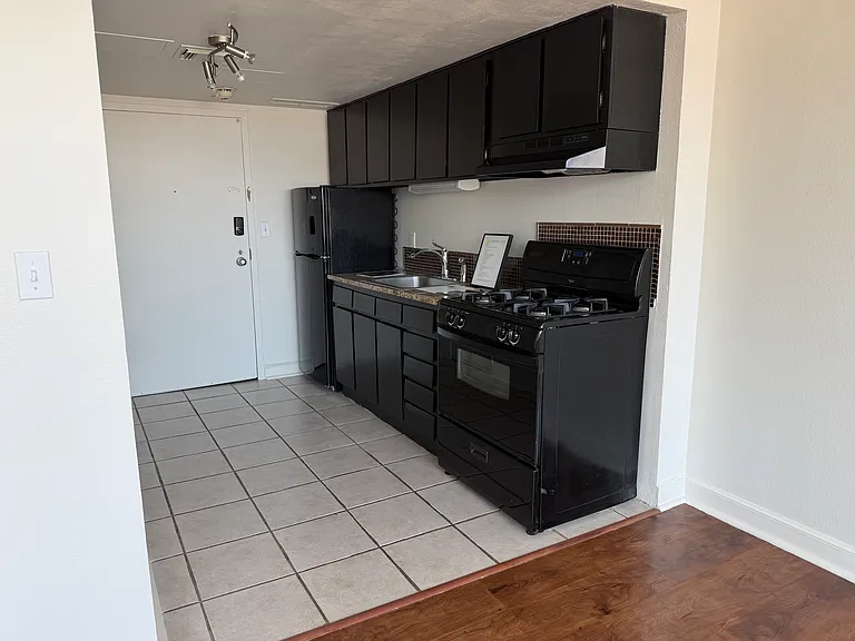 450 W 7th St S #1410 — Photo 3