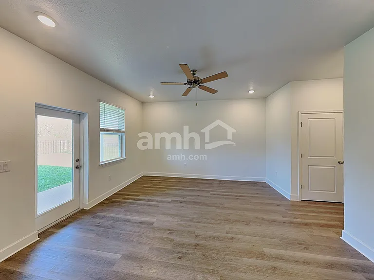3319 Muscatine Ave — Photo 8