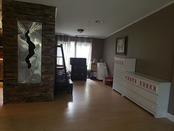 4th image of 26034 Glenwood Dr