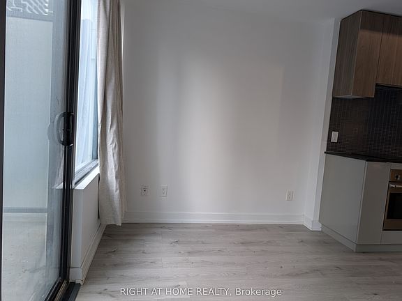 4th image of 161 Roehampton Ave #723