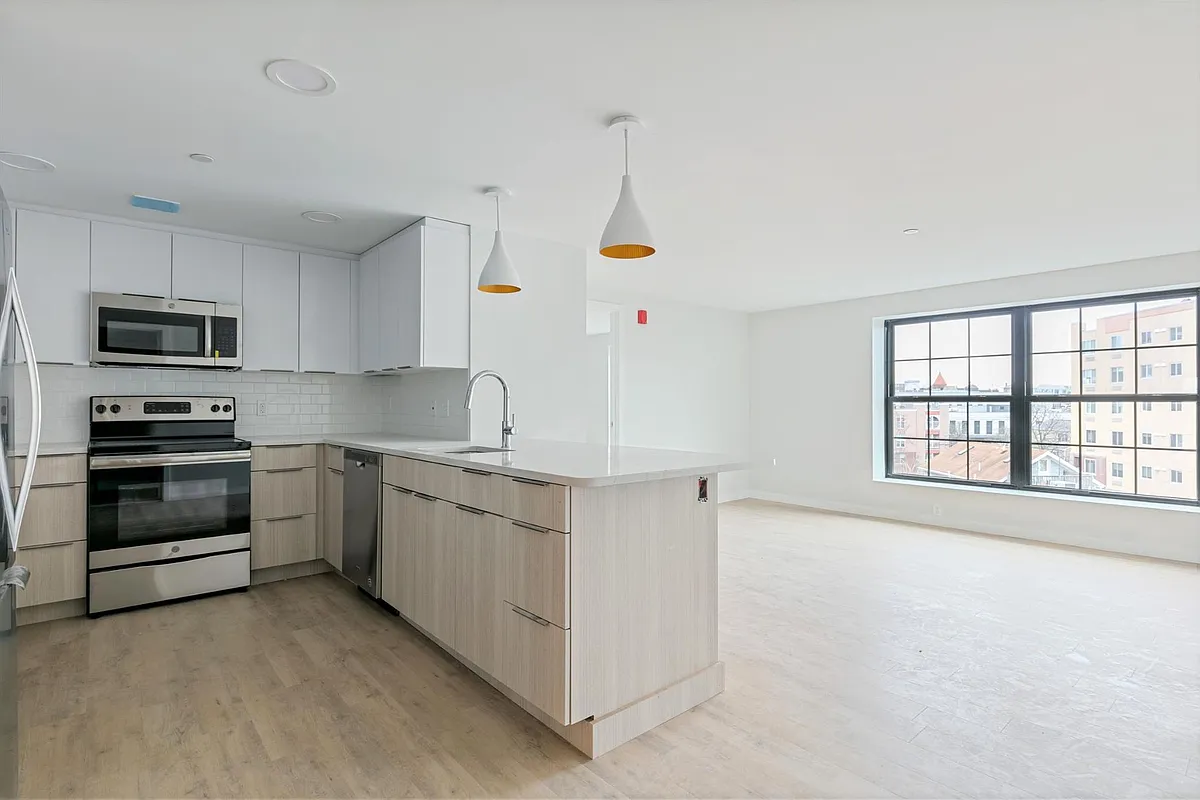 Building Photo - 13 Soden St #2