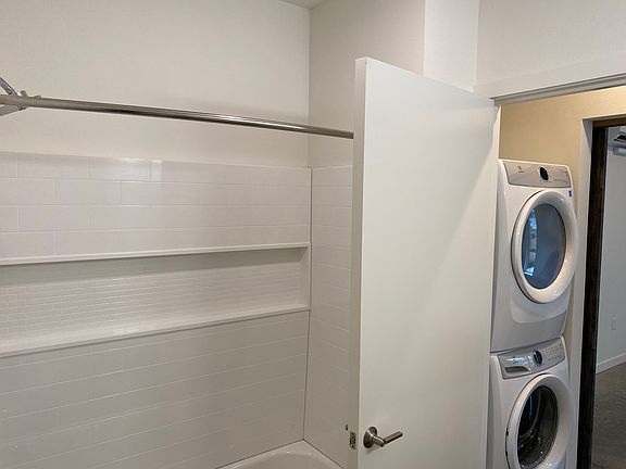 4th image of 2000 SE Tacoma St #7