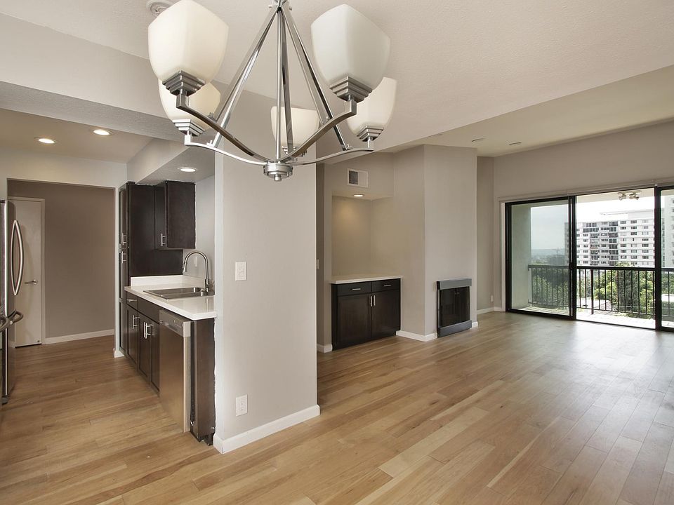 1st image of 906 N Doheny Dr APT 511