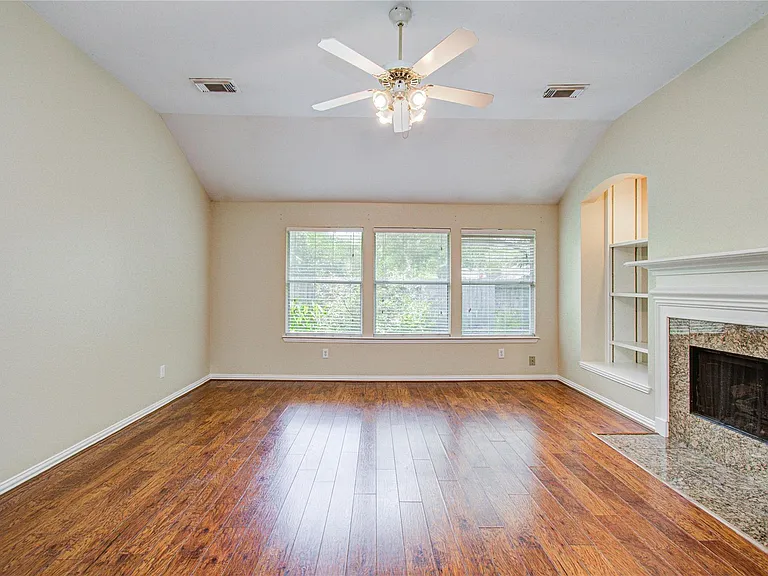 18223 Heathridge Ln — Photo 32