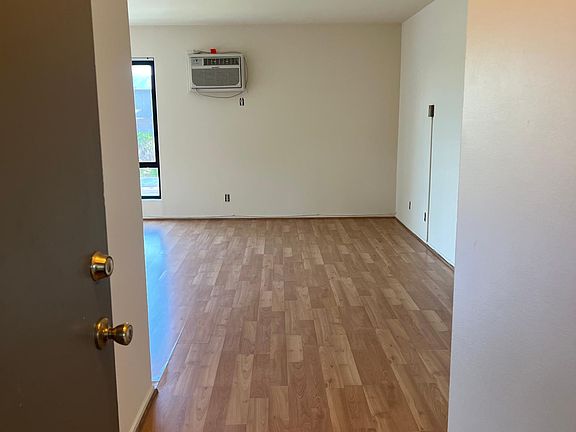 5th image of 2601 W Victory Blvd #L