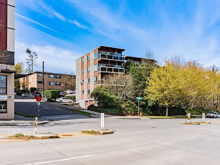 Fairway Apartments — Photo 2