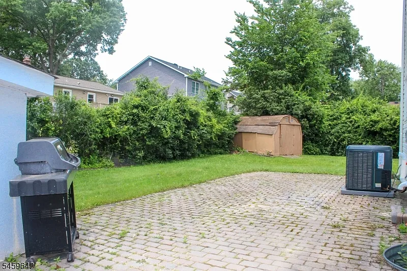 4 bed, 2.0 bath, 1392 sqft, $3,600 — Photo 4