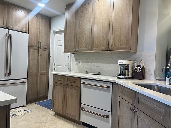 Brand new kitchen including Pentair filtered drinking water faucet and extra deep stainless sink.
