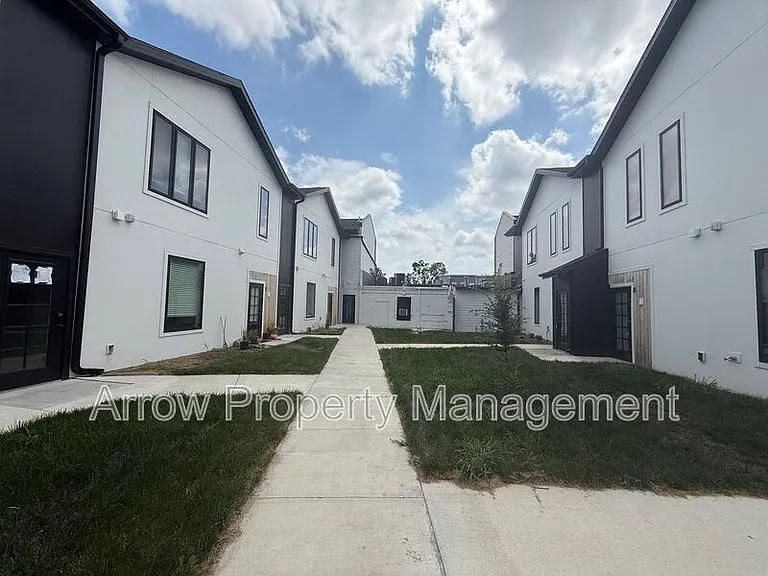 2230 R St #6 — Photo 10