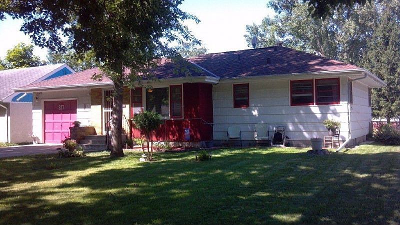 1st image of 817 Vincent Ave N