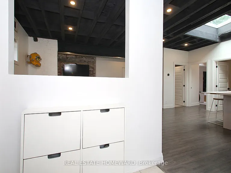 1233 Dundas St E — Photo 23