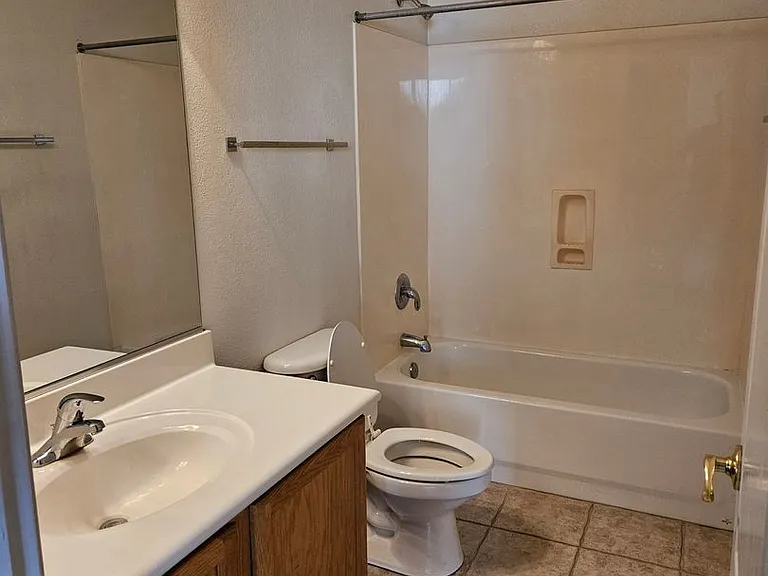 931 E Sherri Dr — Photo 17