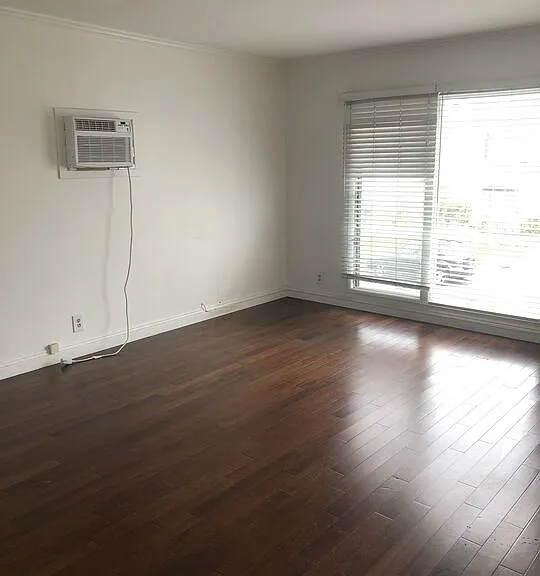 8360 Blackburn Ave #4 — Photo 17