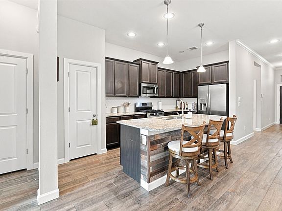 4th image of 129 Saddle Dr