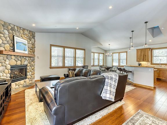 2nd image of 885 Rainbow Dr
