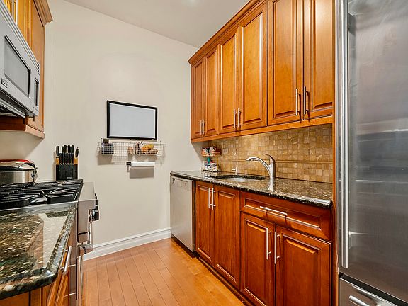 3rd image of 58 W 58th St APT 5A