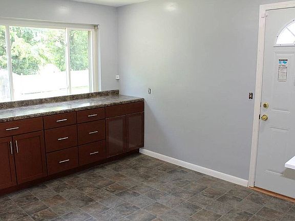 2nd image of 470 Sunland Dr