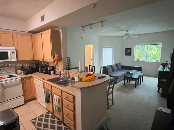 6001 SW 70th St APT 330, South Miami, FL 33143