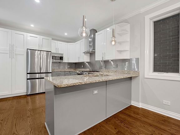 3rd image of 1033 W Monroe St Unit 2