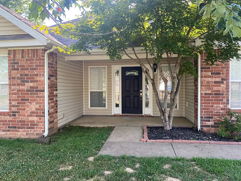 610 Topaz St — Photo 3
