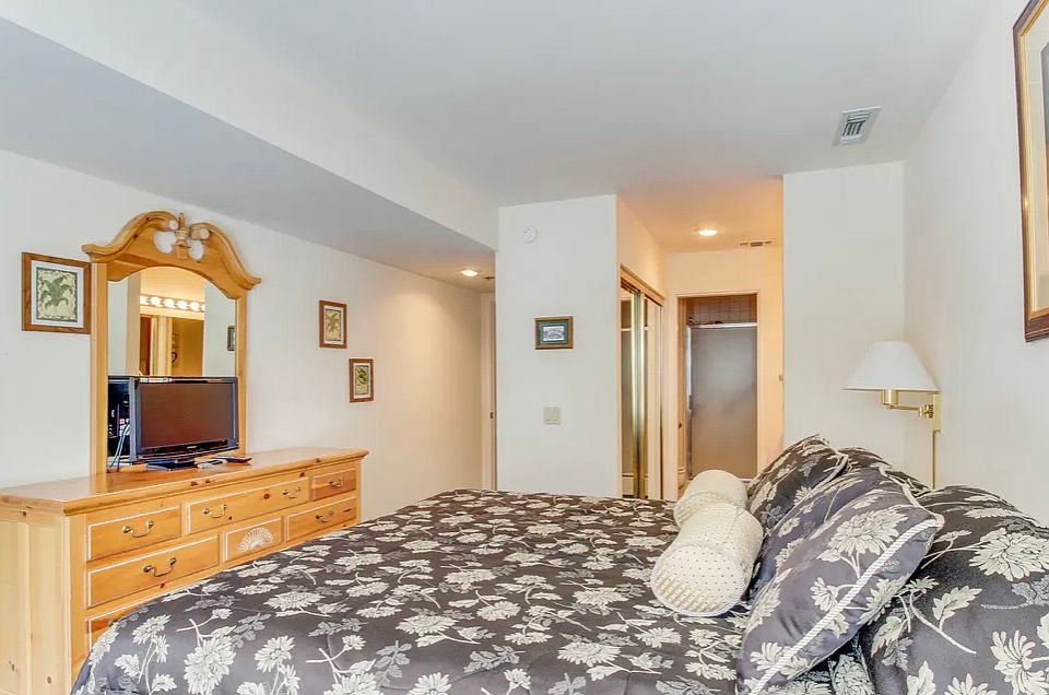 Downstairs king bedroom, walk-in closet and ensuite