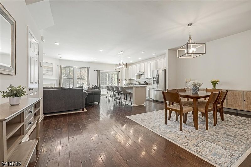 1st image of 48 Albert Ct