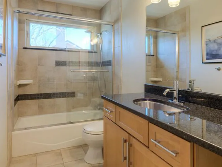 2439 Norwood Ave — Photo 20