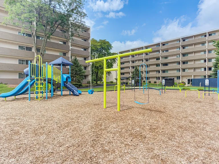 Park Towers Apartments — Photo 12