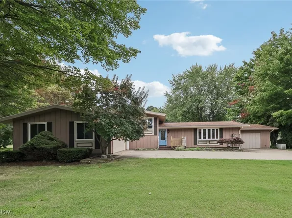 1453 Lake Rd, Conneaut, OH 44030