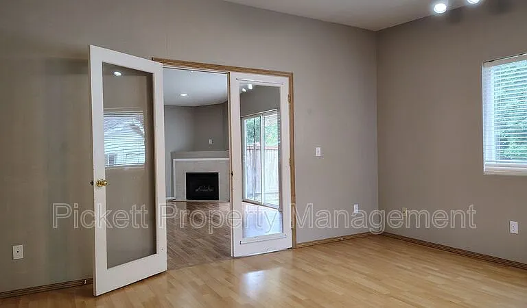 1108 NE Beaumont Ln — Photo 9