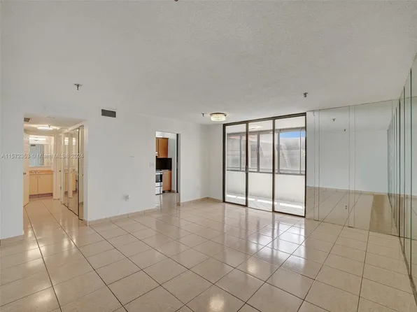 671 NE 195th St APT 428E, Miami, FL 33179