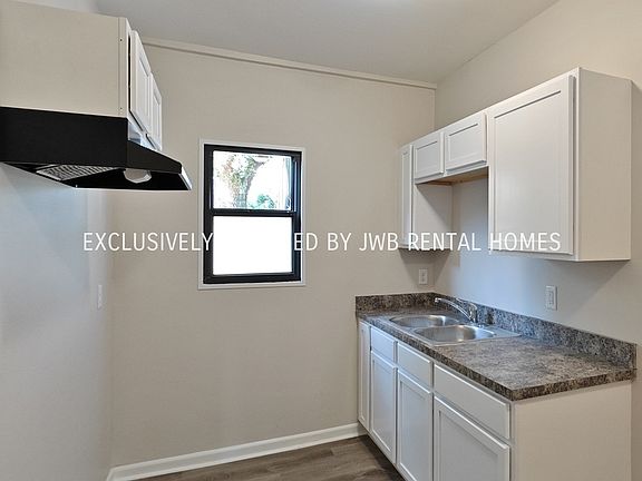 4th image of 1204 Glencoe St APT 3