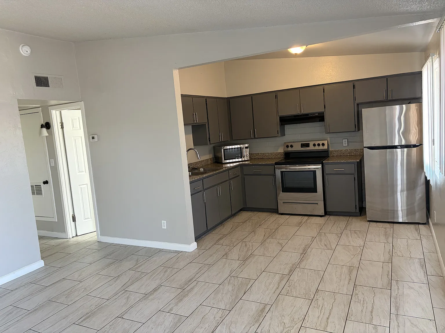 2 bed, $1,100 — Photo 4