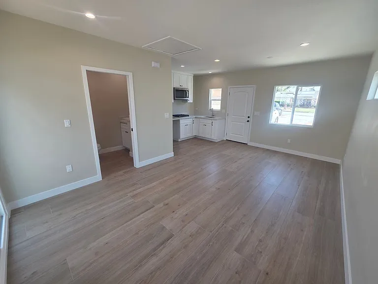 257 E Edna Pl — Photo 4