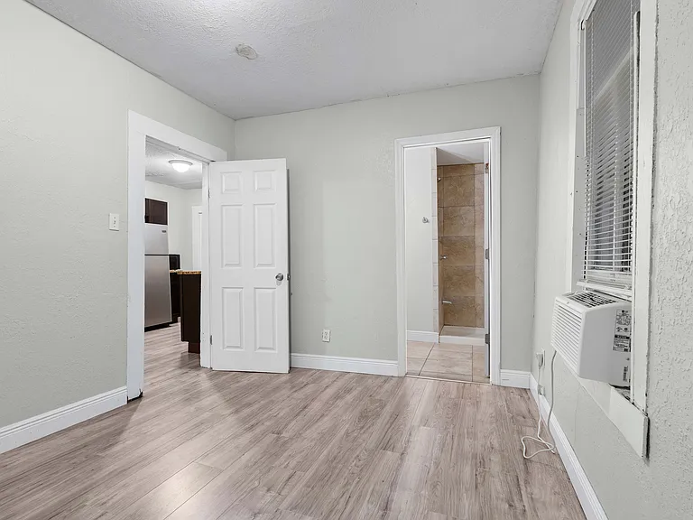 2205 E 5th Ave — Photo 9