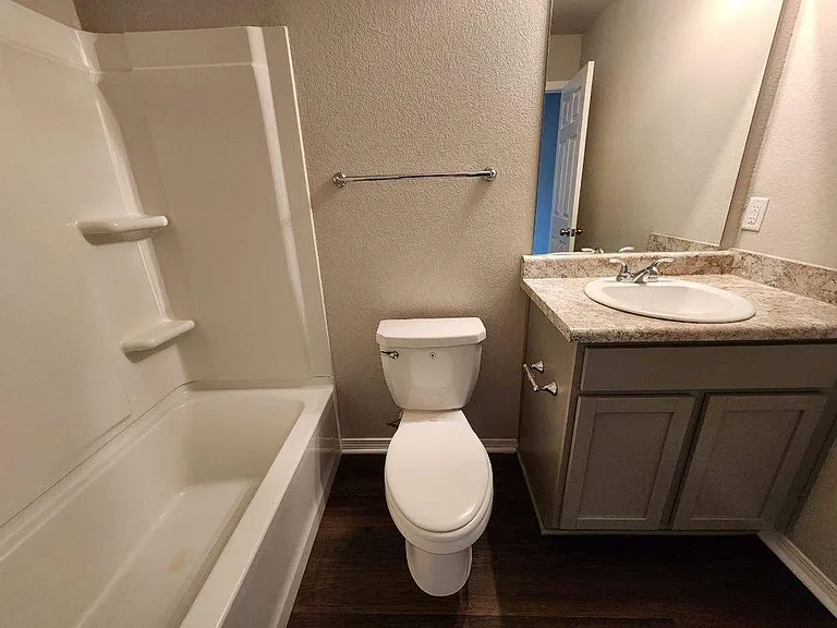 1072 Huntington Dr — Photo 8