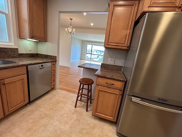 Kitchen thru to L.R. eat in counter for two