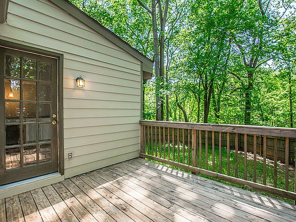 4th image of 160 Winterberry Ct