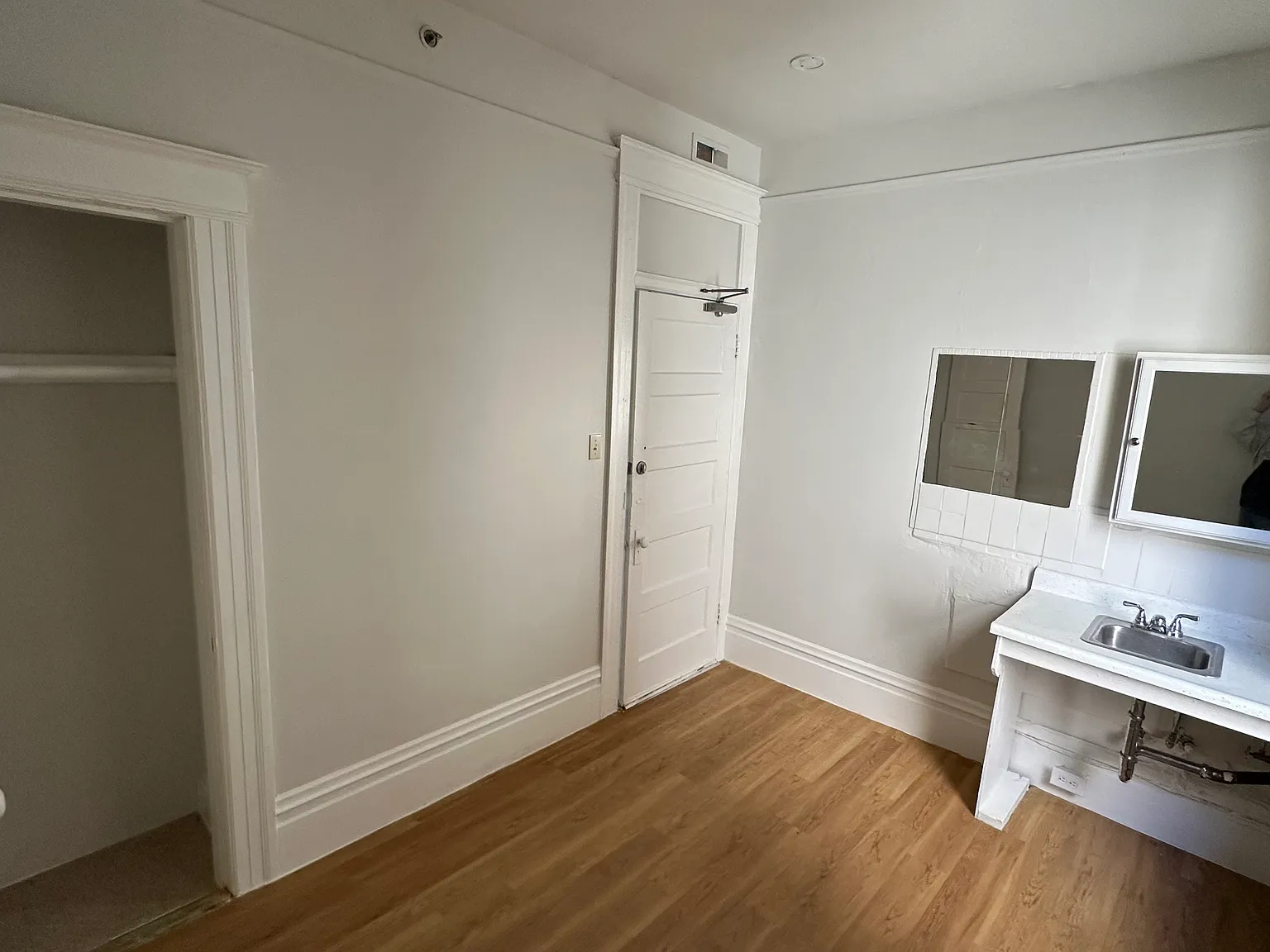 Studio, $800 — Photo 1