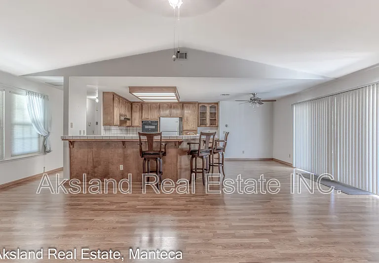 1635 Crom St — Photo 13
