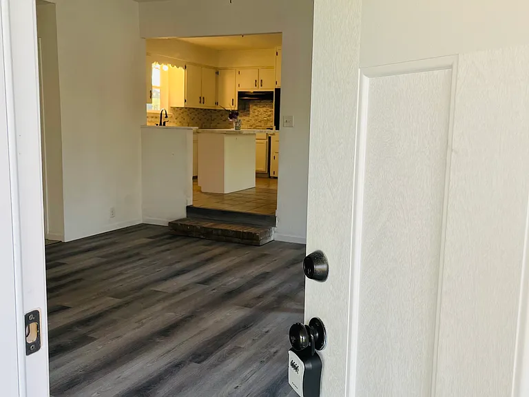 438 James St — Photo 6