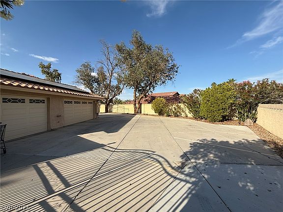 3rd image of 2975 Montessouri St