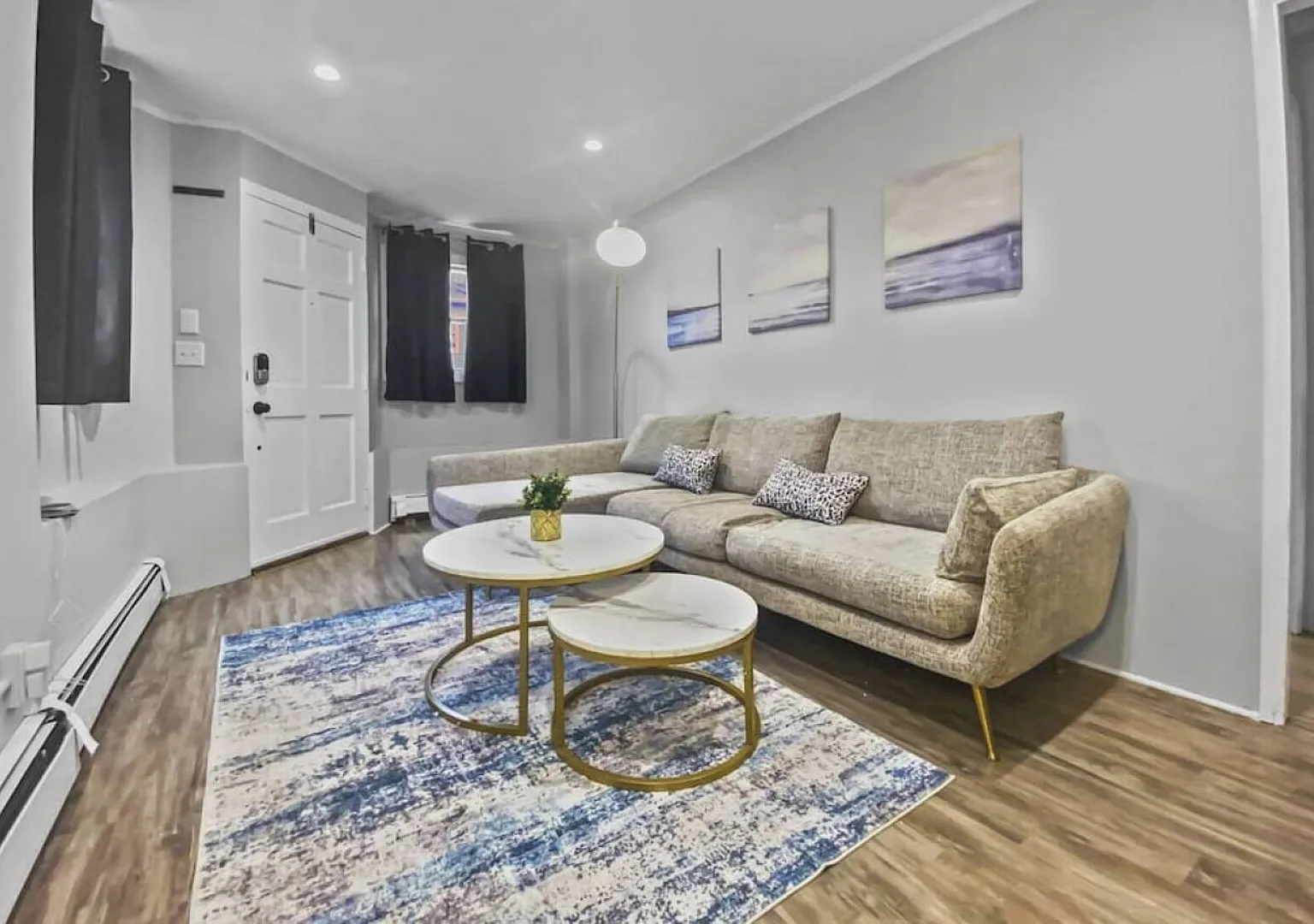 Elegant Retreat in Stamford's Heart — Photo 1