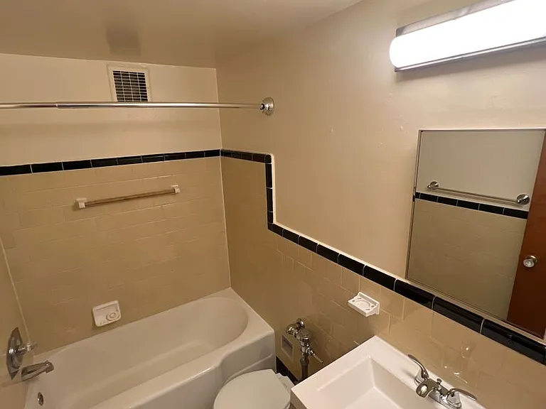 Goldsborough Apartments — Photo 13