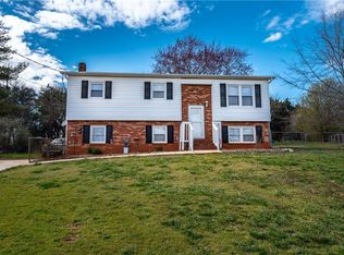 5582 Hillside Ct, Hickory, NC 28602