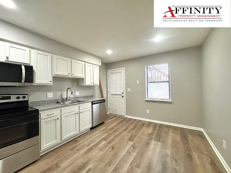 805 NW Mock Ave #D — Photo 5