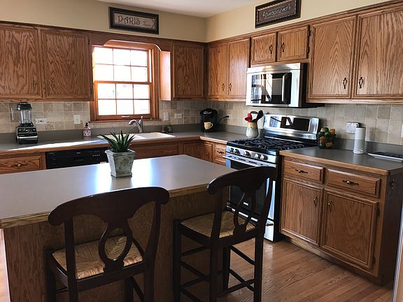 Kitchen with Island 