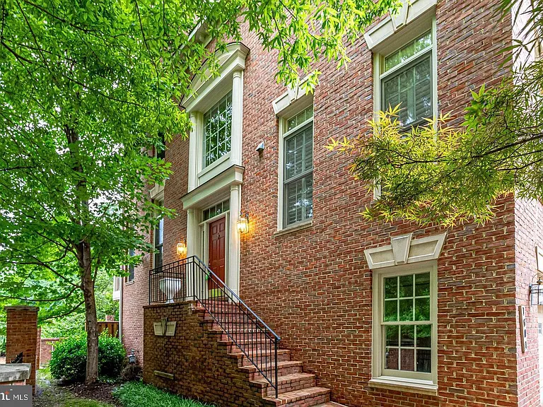 1601 Colonial Hills Dr — Photo 1